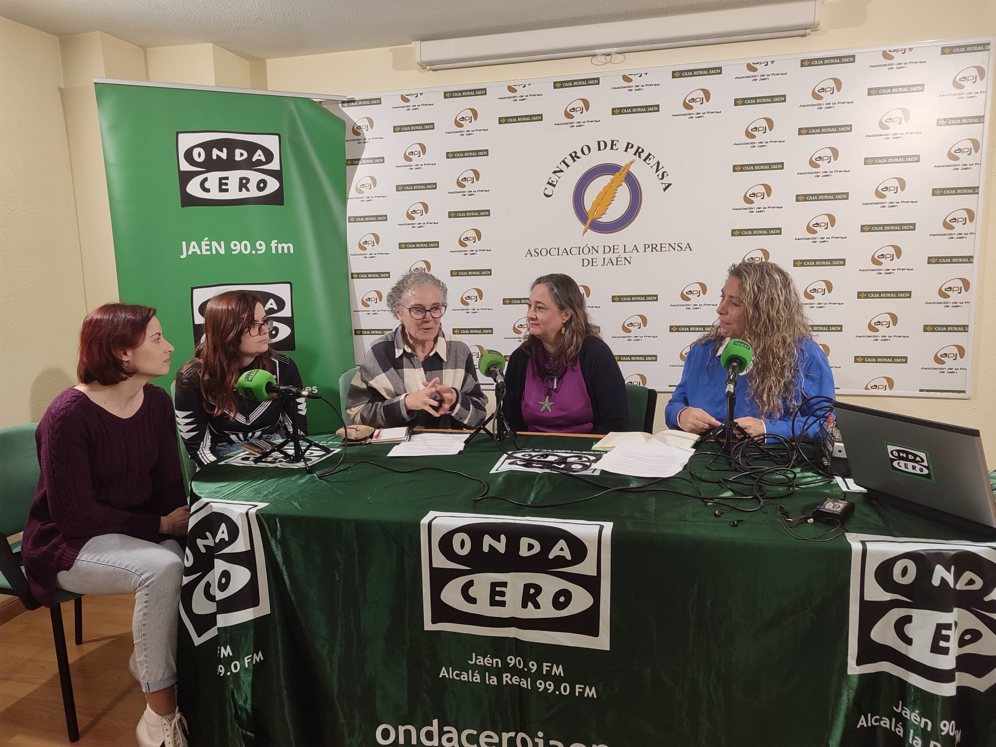 La Asociación de la Prensa de Jaén reúne a periodistas en una tertulia sobre los retos de la profesión con motivo del 8M